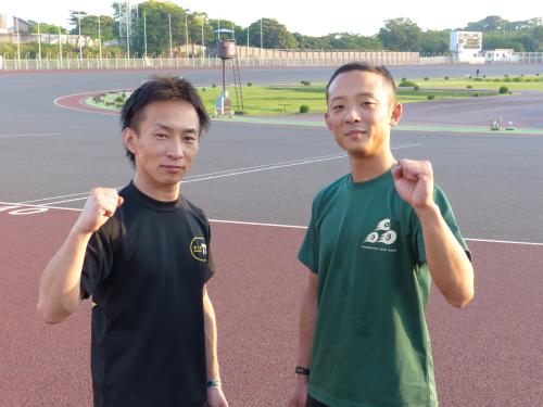 ６月のオートＰＲ大使に任命された鈴木宏（左）と中村友