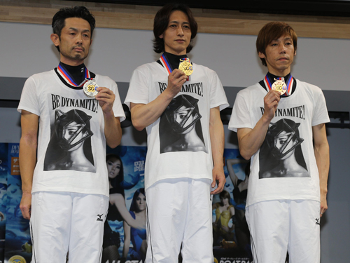 メダルを手にする（左から）２着の太田和美、１着の山崎智也、３着の丸岡正典