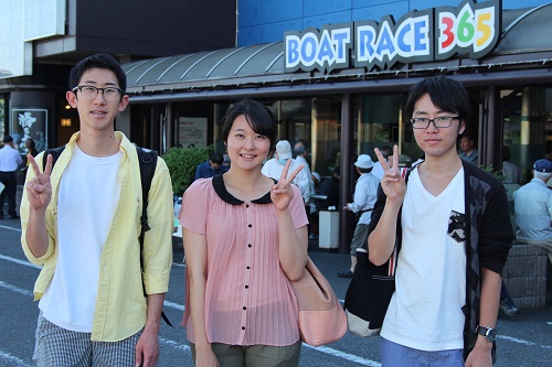 「ＢＯＡＴ　ＲＡＣＥ　３６５」の前でＶサインを見せる早稲田スポーツの３人（左から高柳さん、藤川さん、東さん）