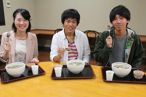 「牛炊」に舌鼓を打つ（左から）宮下さん、佐々木さん、蟹沢さん