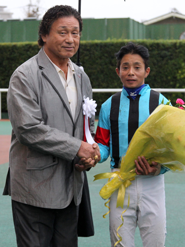 土曜の札幌２歳Ｓに続いて連勝を飾った岩田は天龍源一郎氏（左）と握手をする