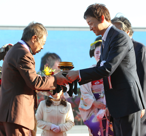 ゲストプレゼンター・山本耕史（右）から金杯を授与される馬主の北島三郎