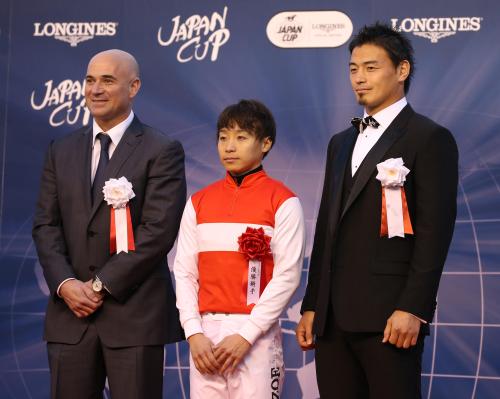 プレゼンターの元プロテニスプレーヤー・アガシ氏（左）とラグビー日本代表の五郎丸（右）に挟まれる池添