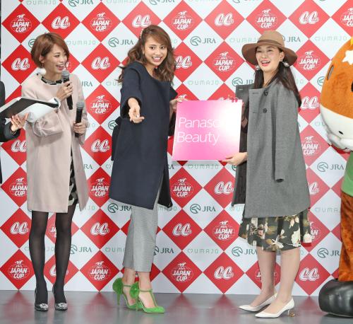 グランプリの宮本紗代さん（右）はモデルの坂田梨香子（左）と土屋巴瑞季から表彰される