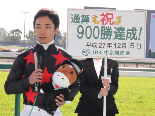 中京２Ｒ、ワイルドダラーで通算９００勝を達成した川田騎手はインタビューに答える