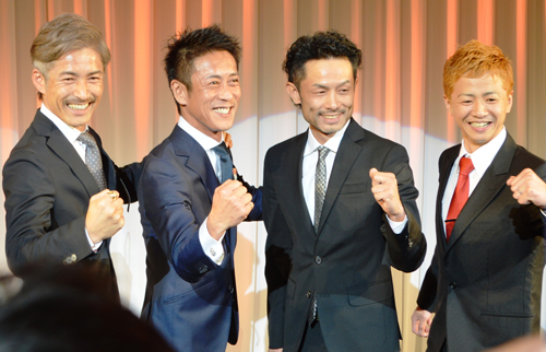 気合のポーズを見せる大阪支部の４人（左から）松井、田中信、太田、石野