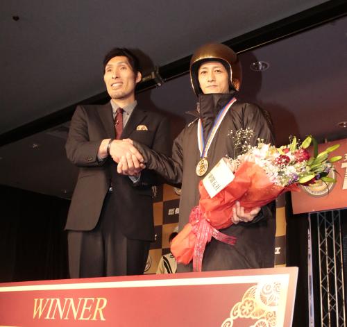 篠原信一（左）と握手するグランプリ優勝の山崎智也