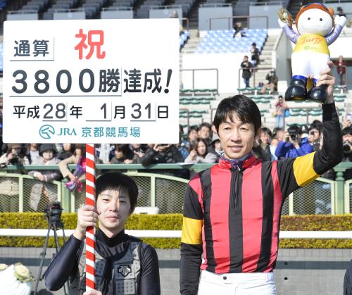 京都３Ｒ、エイシンニトロに騎乗し通算３８００勝を決めた武豊騎手