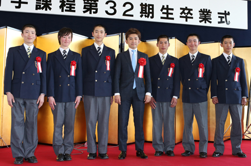福永（中央）とともに将来の活躍を誓い合った３２期のメンバー