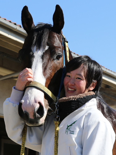 １６年ぶりの女性騎手がＪＲＡで輝く！！３月５日のデビューへ向け、藤田はレガリアシチーと最高の笑顔を見せる