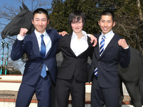 騎手免許試験に合格した美浦所属の３人は馬の象の前で喜びのポーズを決める（左から菊沢一樹、藤田菜七子、木幡　巧也）
