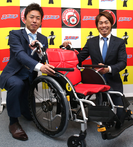 赤星憲広氏（左）に車いすを贈呈する浅井康太