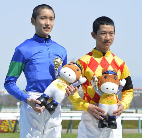 新人騎手として紹介される荻野極騎手（右）と坂井瑠星騎手