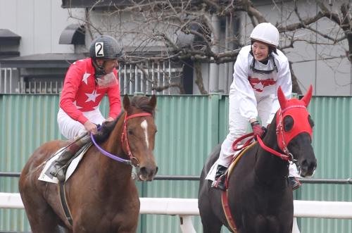 ＜浦和競馬・３Ｒ＞アスキーコードで初勝利っを飾った藤田（右）はワンツーフィニッシュを飾った鉄人・的場文と笑顔で引き上げる
