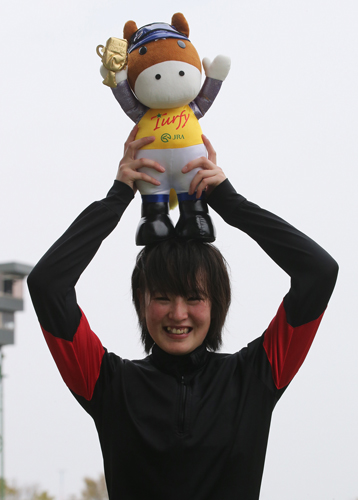 ＪＲＡ初勝利を挙げた藤田は記念品のターフィーのぬいぐるみを頭上に掲げて笑顔