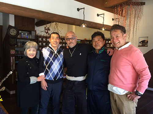 カフェ「孝見さ寮」に集まった（右から）石川浩史さん、高橋美行さん、齊藤哲也、高橋健二さん夫妻