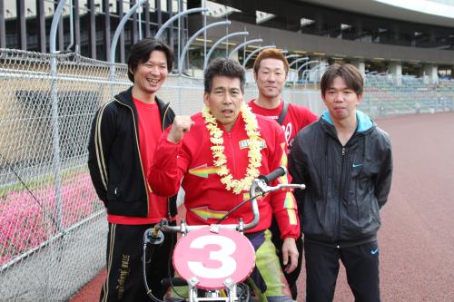 オート最年長優勝を飾った篠崎（左から２人目）は川口の後輩に囲まれて力強くポーズ（ＪＫＡ提供）