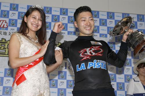 ミス日本グランプリの松野未佳さん（左）から祝福され、笑顔の新田祐大