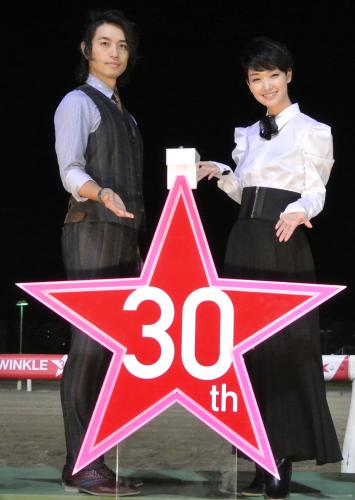 トゥインクルレース３０周年イベントに登場したＴＣＫイメージキャラクターの斎藤工（左）と剛力彩芽