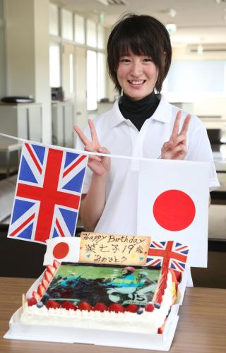 報道陣から贈られたバースデーケーキを前にイギリス遠征での健闘を誓う藤田菜七子