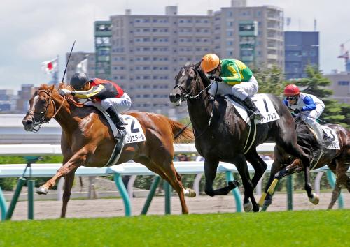 ＜札幌５Ｒ新馬戦＞ゴール前でサトノアレス（７）と競り合うコリエドール（２）