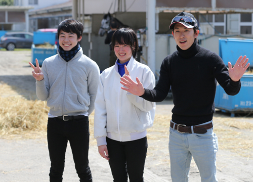 厩舎でポーズをとる根本厩舎所属騎手の（左から）野中悠太郎、藤田菜七子、丸山元気各騎手