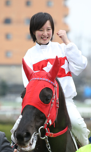 ３月２４日、浦和競馬で初勝利を挙げた際の藤田菜七子騎手。