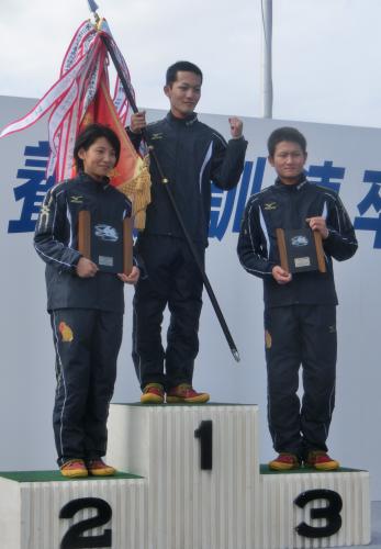 ＜やまと学校卒業記念競走＞優勝した木場悠介（中央）を挟む２着の土谷南（左）と３着の溝口海義也