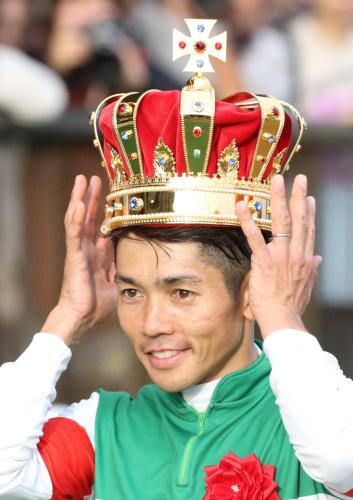 ＜東京１１Ｒ・毎日王冠＞レースを制したルージュバックの戸崎は照れくさそうに王冠をかぶる