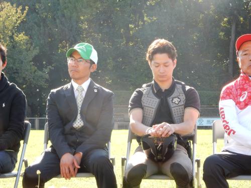 東京五輪馬術を目指す常石勝義元騎手（左）と高嶋活士元騎手