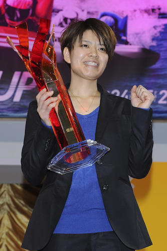 優勝した遠藤は表彰式で笑顔を見せる