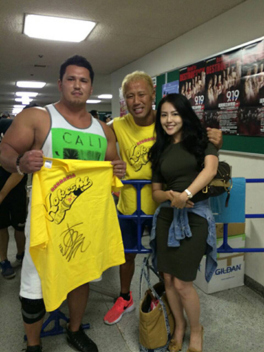 （左から）天下無双のマッチョ・黒川茂高、新日本プロレスヘビー級王者の本間朋晃選手、理沙夫人