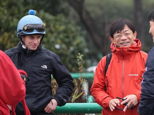 追い切り後、笑顔のムーア騎手と加藤征弘調教師師