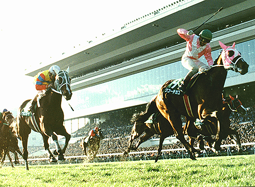 ９５年の京都金杯（写真）と京都記念をオリビエ・ペリエ騎手の手綱で連勝したワコーチカコ