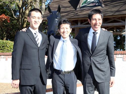 新規調教師試験合格者の（左から）和田勇介助手、田中博康騎手、林徹助手