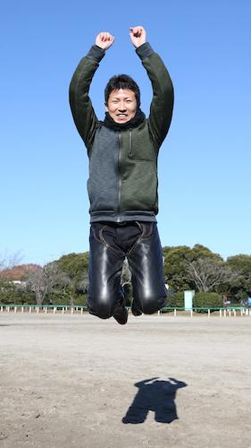 田中博康騎手は青空に向かって歓喜のジャンプ
