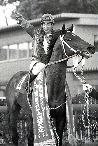 ８４年の有馬記念を制したシンボリルドルフと鞍上の岡部幸雄騎手