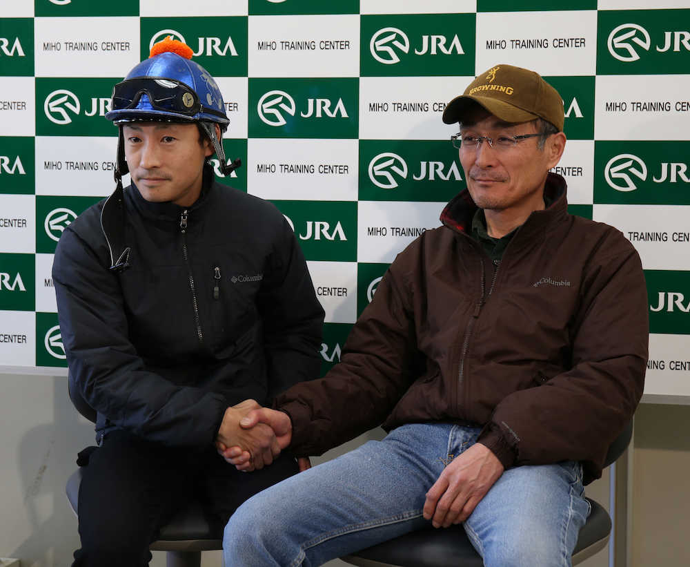 ゴールドアクターに騎乗する吉田隼（左）とがっちり握手をかわす中川調教師