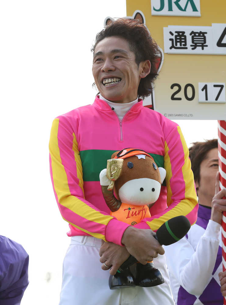 ＜京都２Ｒ＞ＪＲＡ通算４００勝を達成し、笑顔をみせる古川吉洋騎手