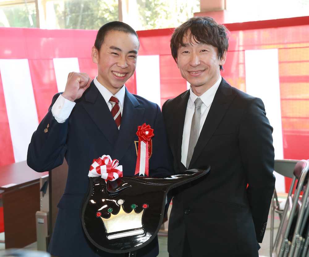 競馬学校チャンピオンシップ総合優勝を飾り父・横山典弘騎手（右）から祝福される武史