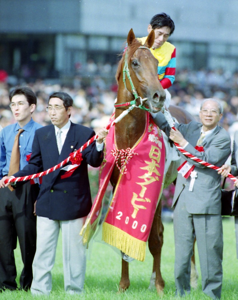 ２０００年の第６７回日本ダービーで優勝したアグネスフライトと長浜博之師（左から２に人目）