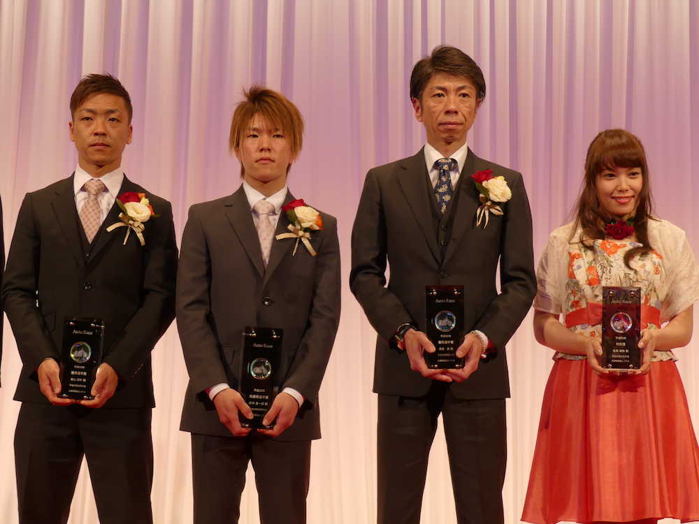 １６年オート表彰式に出席した（左から）青山周平、鈴木圭一郎、高橋貢、佐藤摩弥