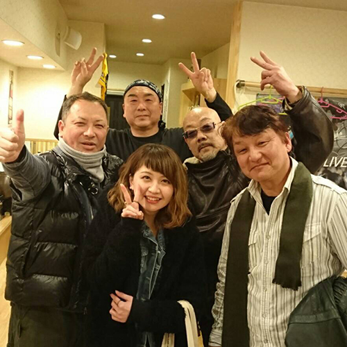 「咲輪」で大盛り上がり（左から）シゲキ、塚本大ちゃん、沙耶ちゃん、俺、ヤマトシ