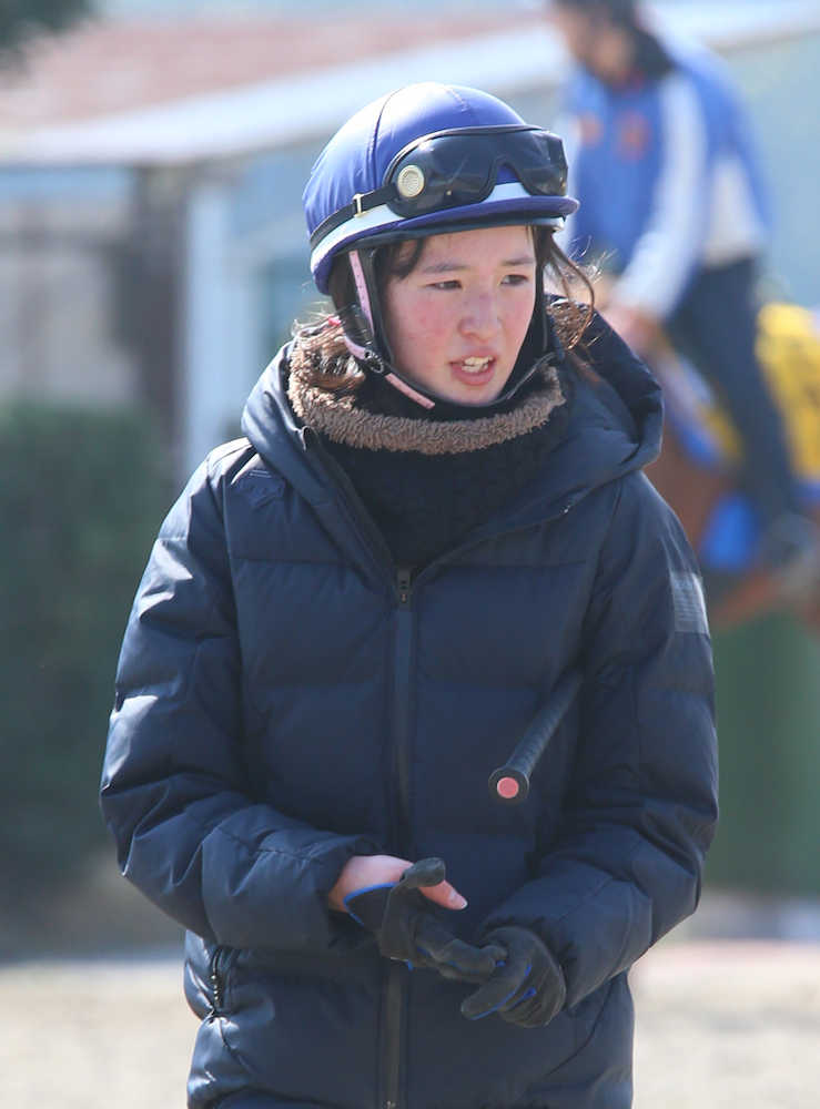 新人騎手の黄色ヘルメットから２年目以上の青色へと替わった藤田菜七子