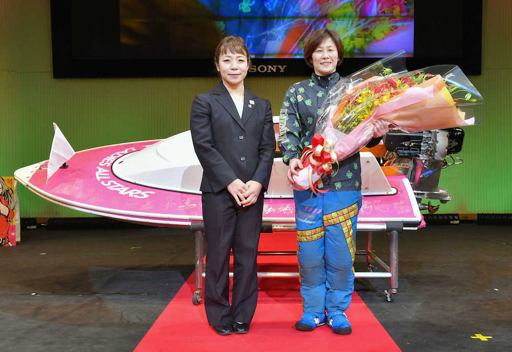 ＜第１回レディースオールスター＞優勝した山川美由紀。左は重量挙げの三宅宏実選手