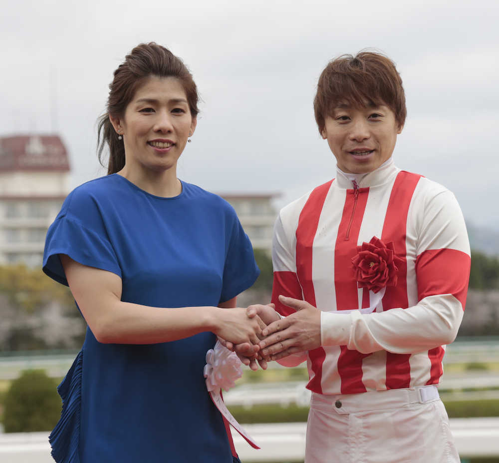 ＜阪神１１Ｒ・桜花賞＞プレゼンターの吉田沙保里（左）と握手する池添
