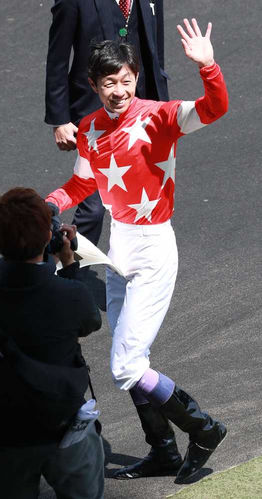 久々の福島競馬場で２勝を挙げた武豊。６Ｒ終了後、ファンの声援に手を振って応える