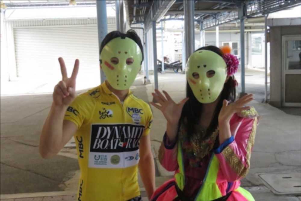 ピットを見学した仮面女子の窪田美沙（右）と湯川浩司