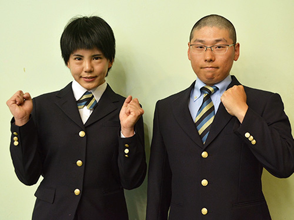 競輪学校入学前に奈良競輪場での壮行会に出席した元砂海人（右）と「元Ｇカップグラビアアイドル」日野未来