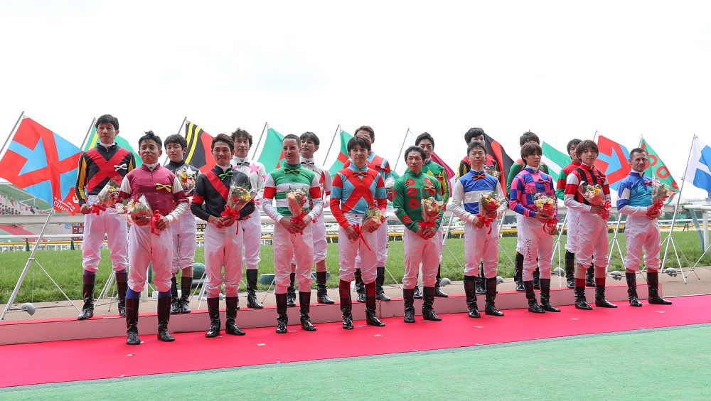 東京競馬場のファンに紹介されるダービーに騎乗する騎手たち